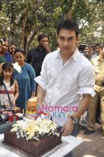 Aamir Khan celebrates 45th birthday with media at his Home in Mumbai on 14th March 2010 (25).JPG